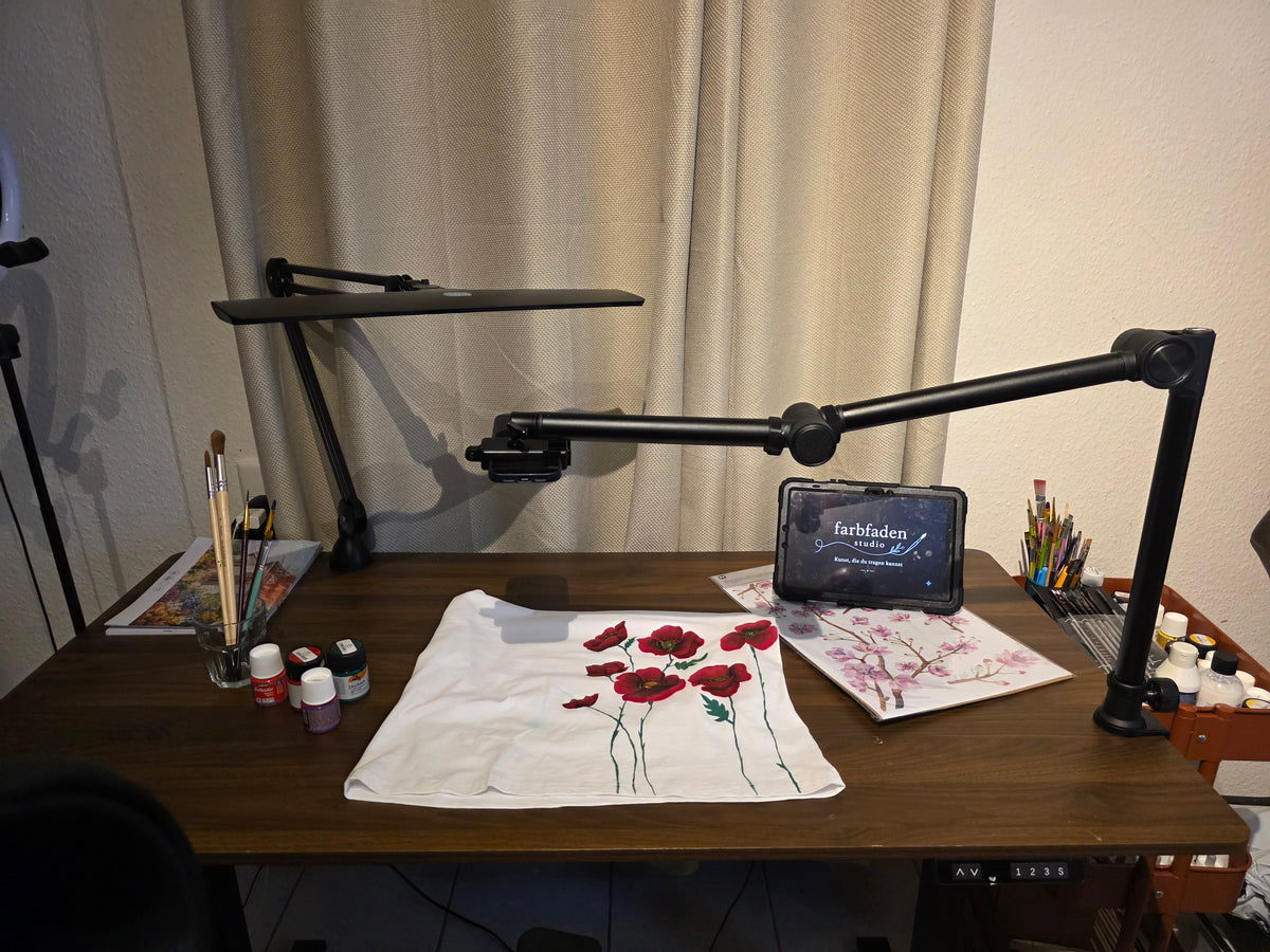 Arbeitsplatz im Farbfaden Studio für handbemalte Textilkunst