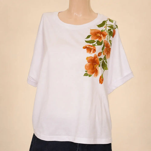Burnt Orange Bloom – Handbemaltes T-Shirt