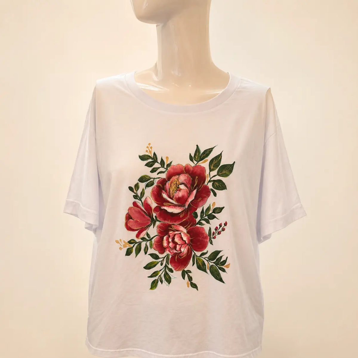 Burgundy Peony –  Handbemaltes T-Shirt