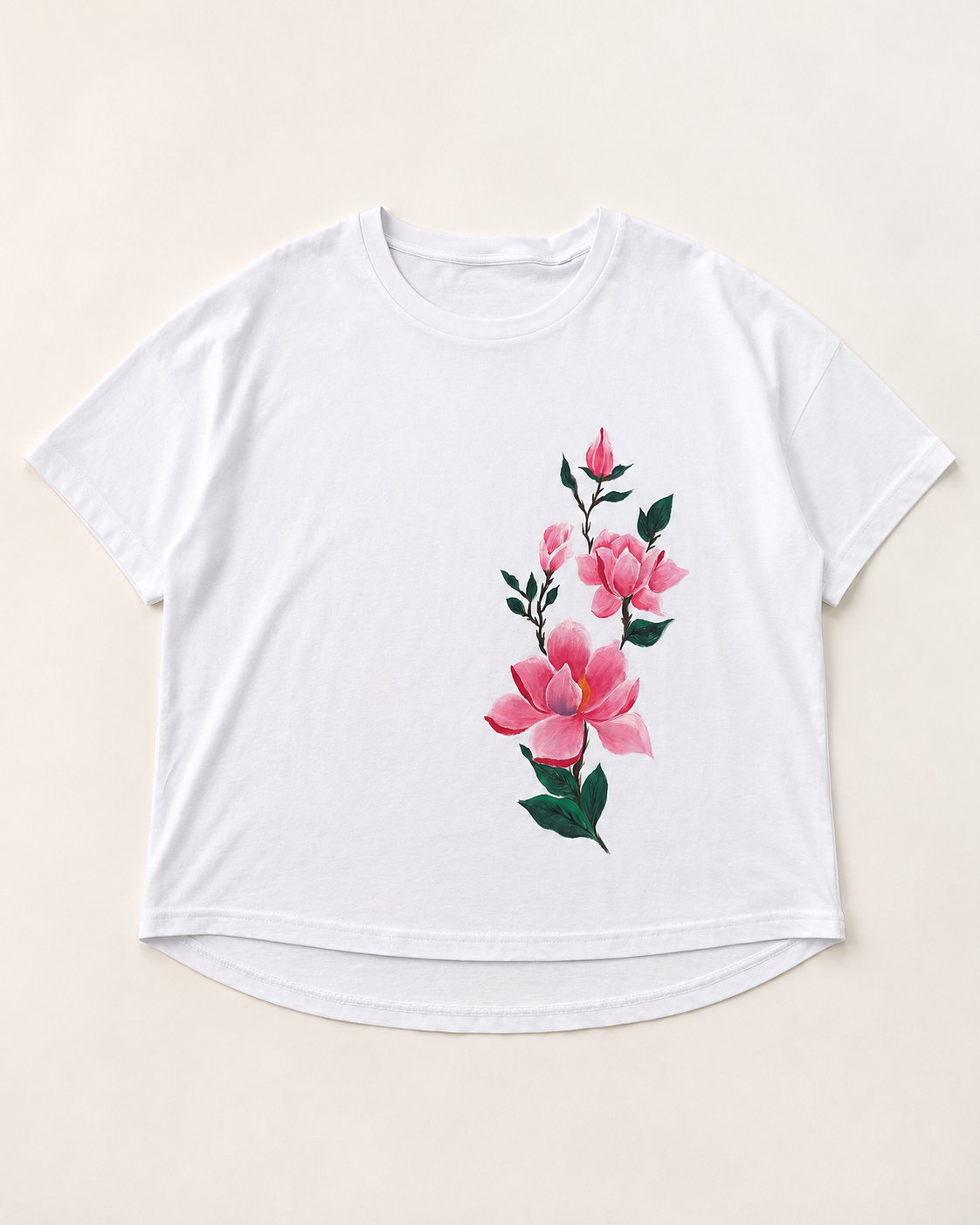 Lotus Bloom – handbemaltes Damen-T-Shirt mit rosa Blüten