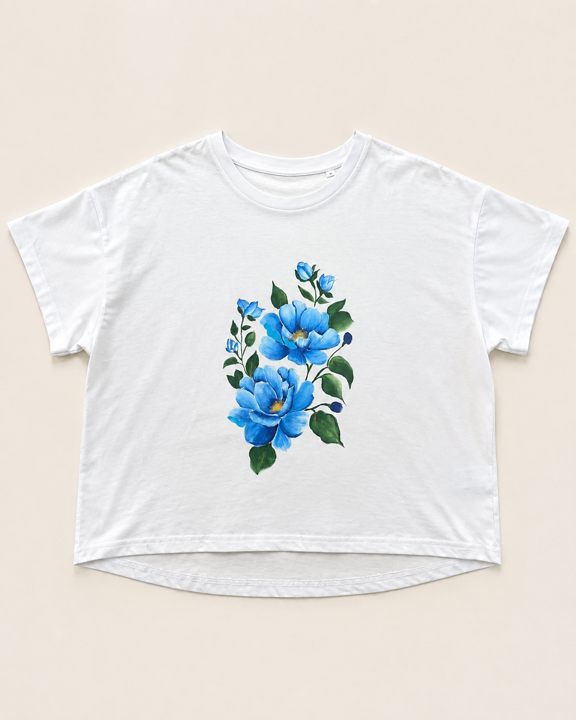 Violet Garden – handbemaltes Damen-T-Shirt mit blauen Blumen