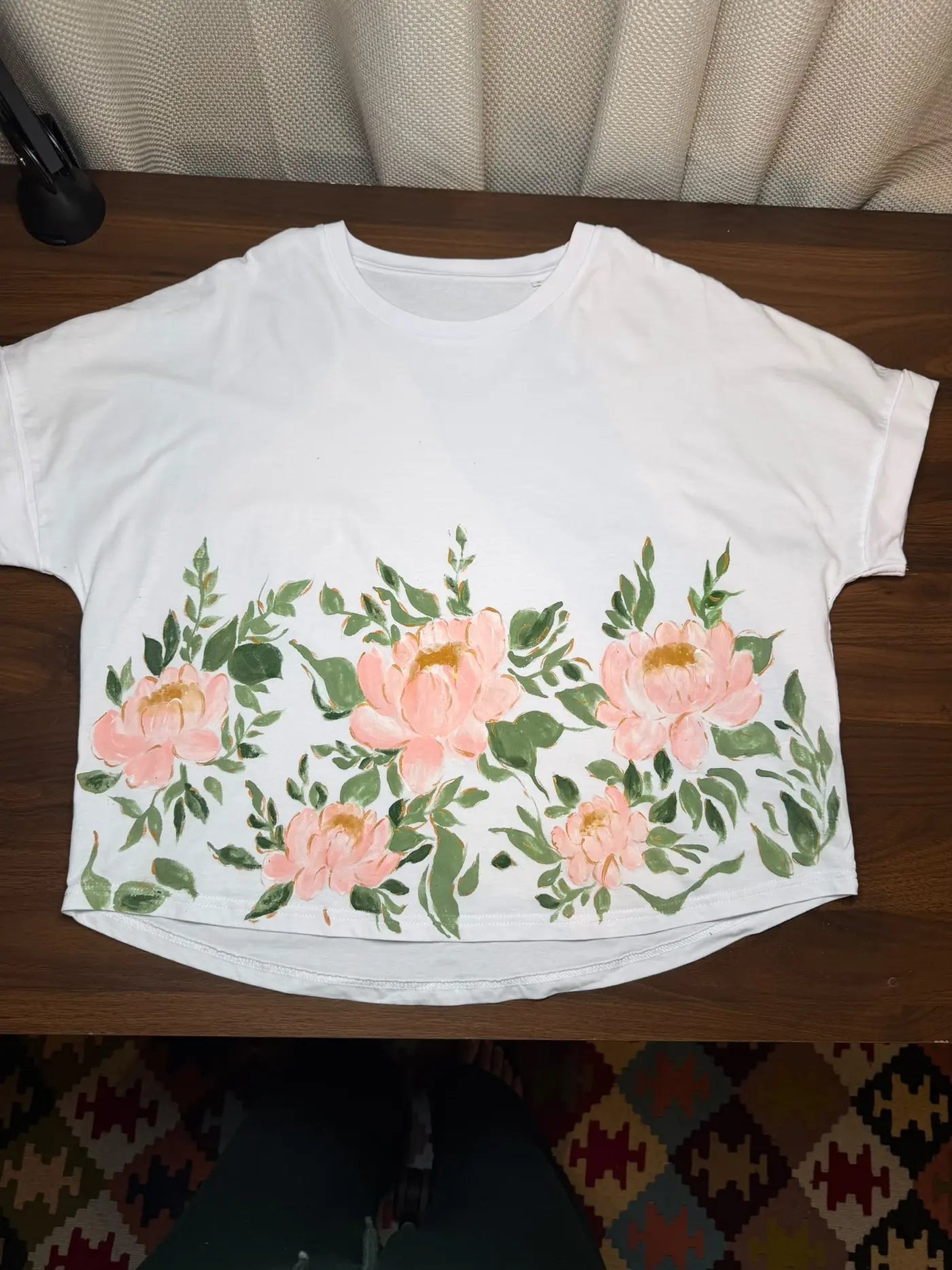 Individuell handbemaltes weißes T-Shirt mit rosafarbenen Blumen – Bespoke Atelierstück von Farbfaden Studio